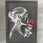 Tableau mural « Femme et rose » — silhouette en relief