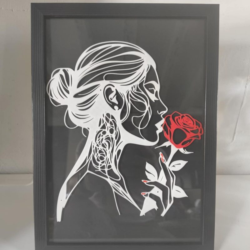 Tableau mural « Femme et rose » — silhouette en relief