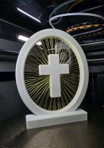 Croix murale à fils tendus — décoration moderne