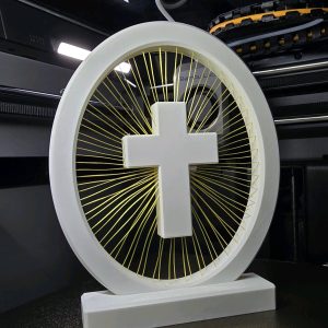 Croix murale à fils tendus — décoration moderne