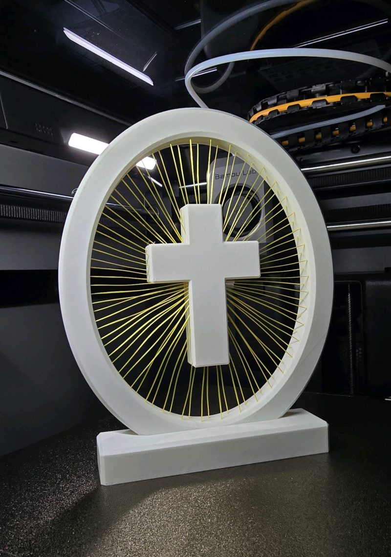 Croix murale à fils tendus — décoration moderne