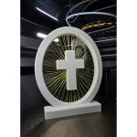Croix murale à fils tendus — décoration moderne