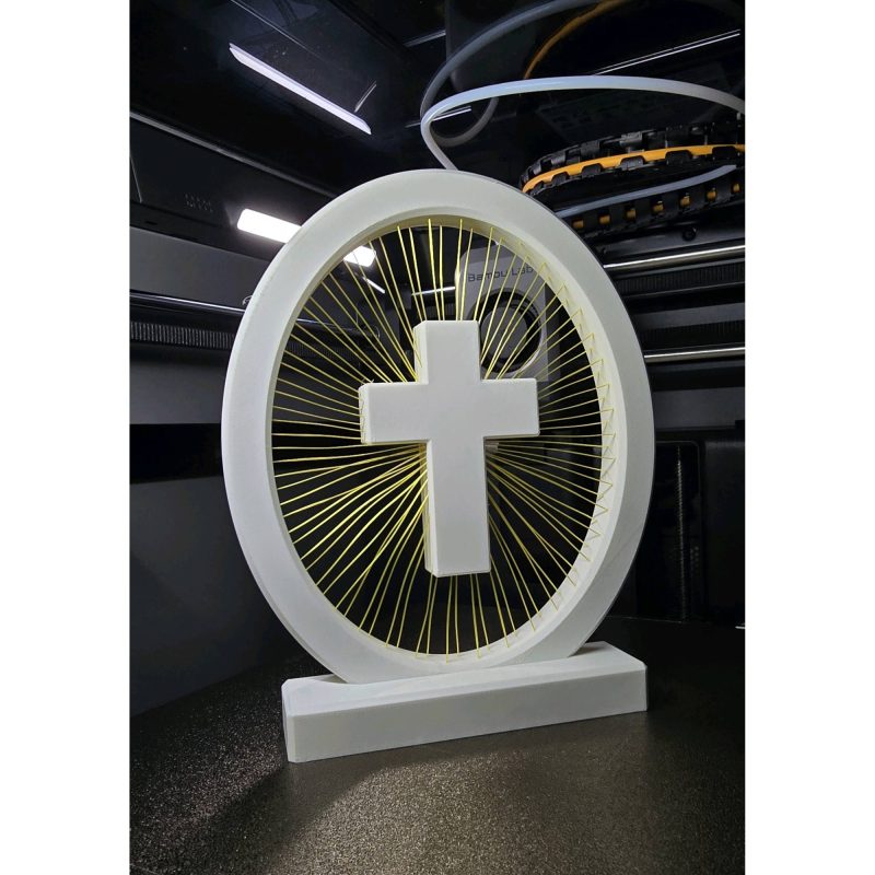 Croix murale à fils tendus — décoration moderne