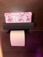 Dérouleur de papier toilette avec coffre fermé