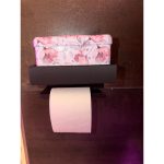 Dérouleur de papier toilette avec coffre fermé