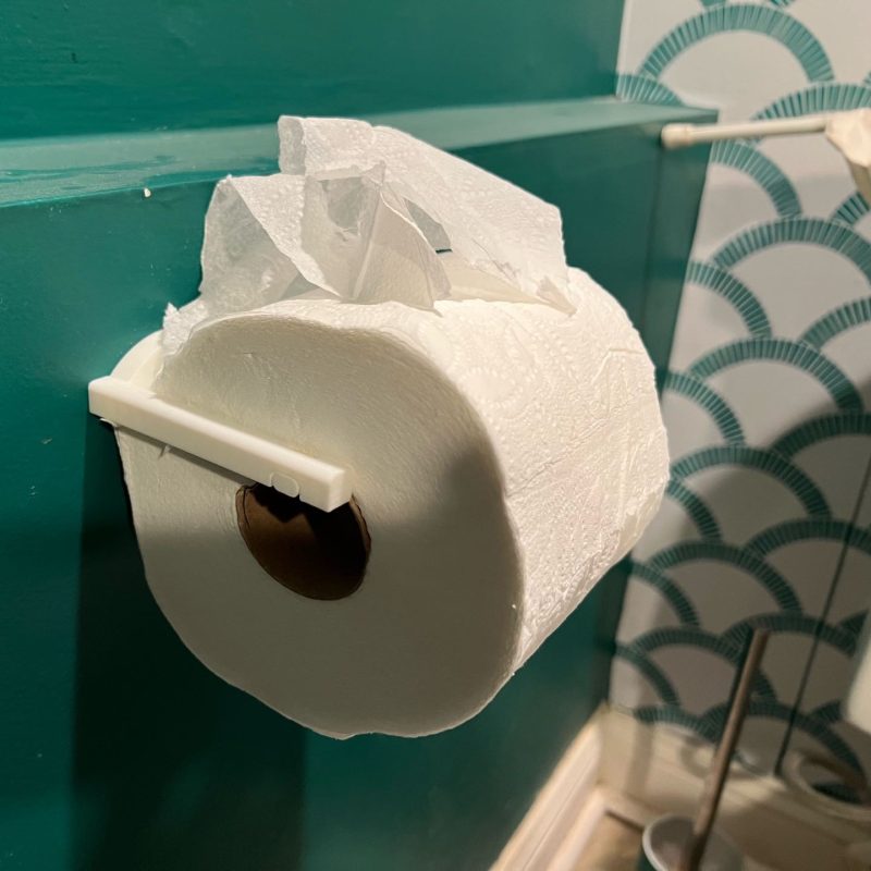Dérouleur de papier toilette compact — modèle discret