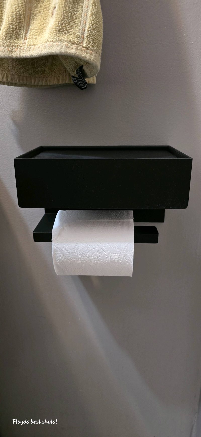 Dérouleur de papier toilette avec coffre fermé