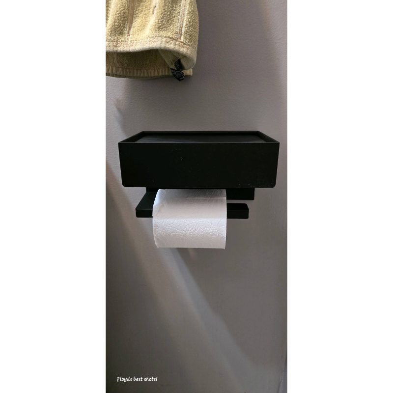 Dérouleur de papier toilette avec coffre fermé