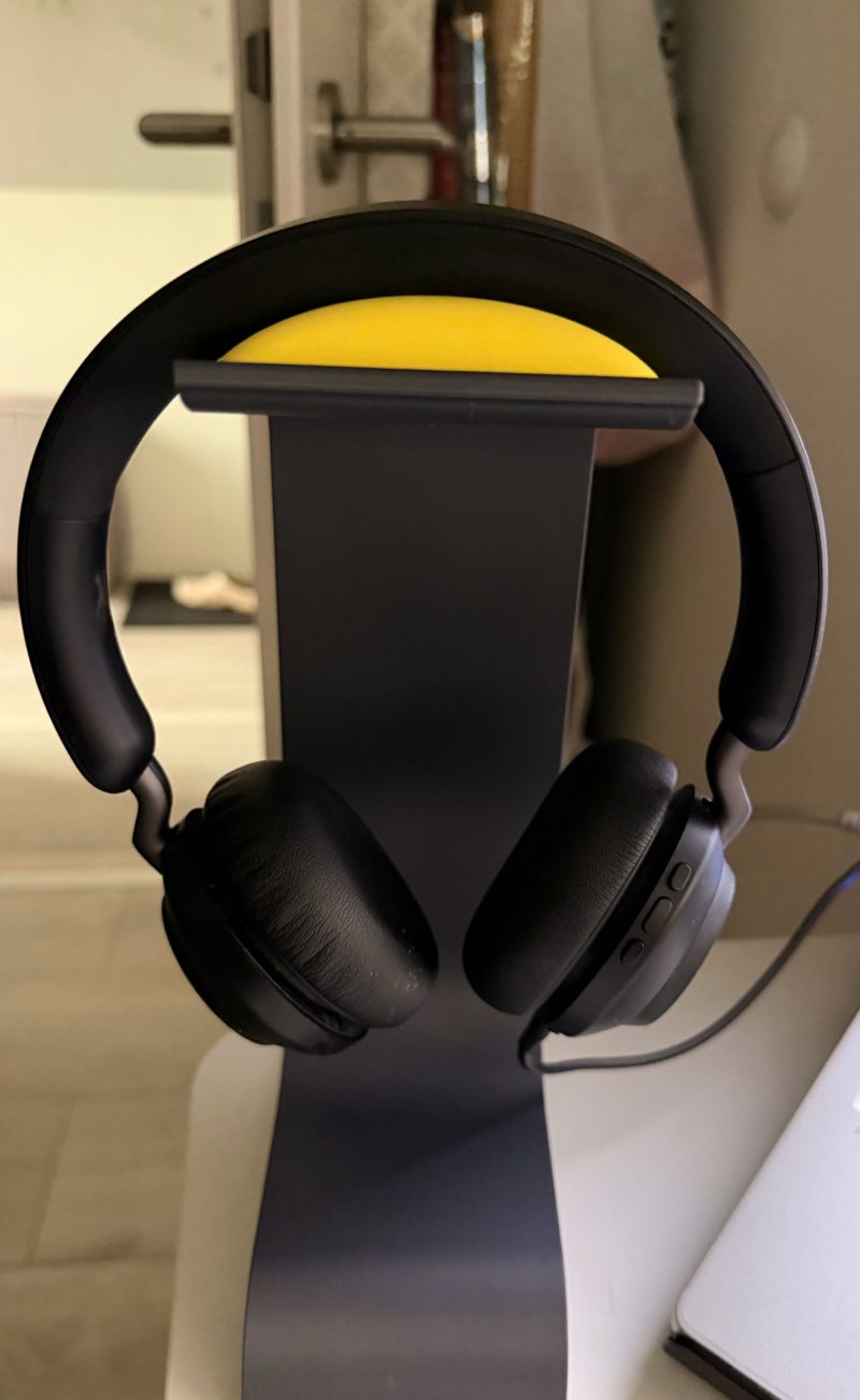 Support casque moderne — socle plein
