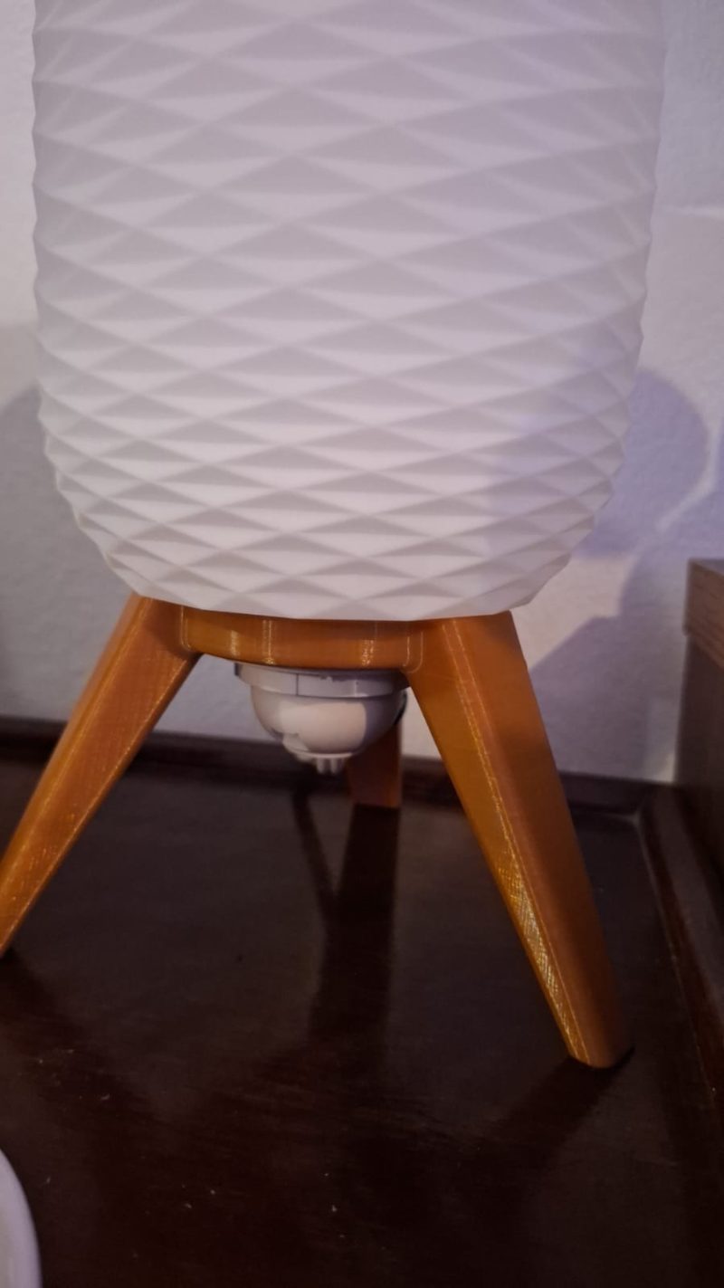 Lampe de table sur trépied — bougie LED