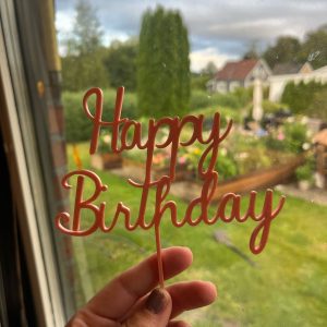 Cake topper « Joyeux anniversaire » — texte au choix