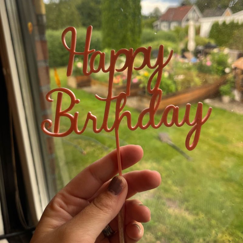 Cake topper « Joyeux anniversaire » — texte au choix