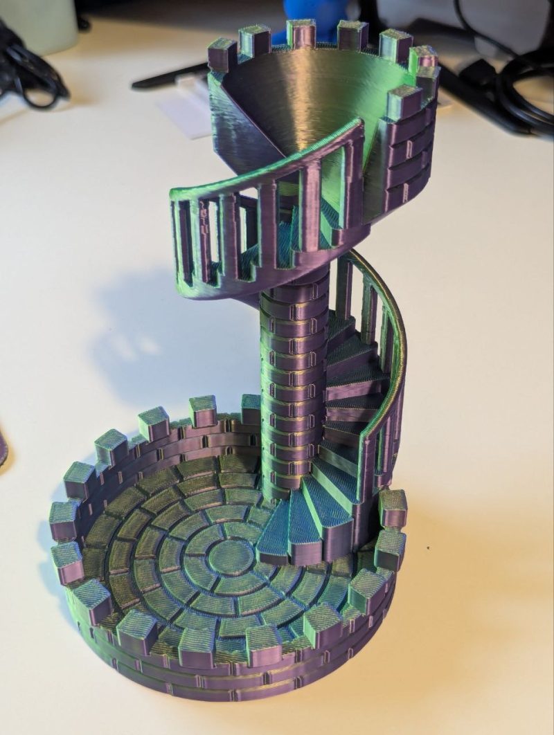 Tour à dés « Château » — escalier en colimaçon