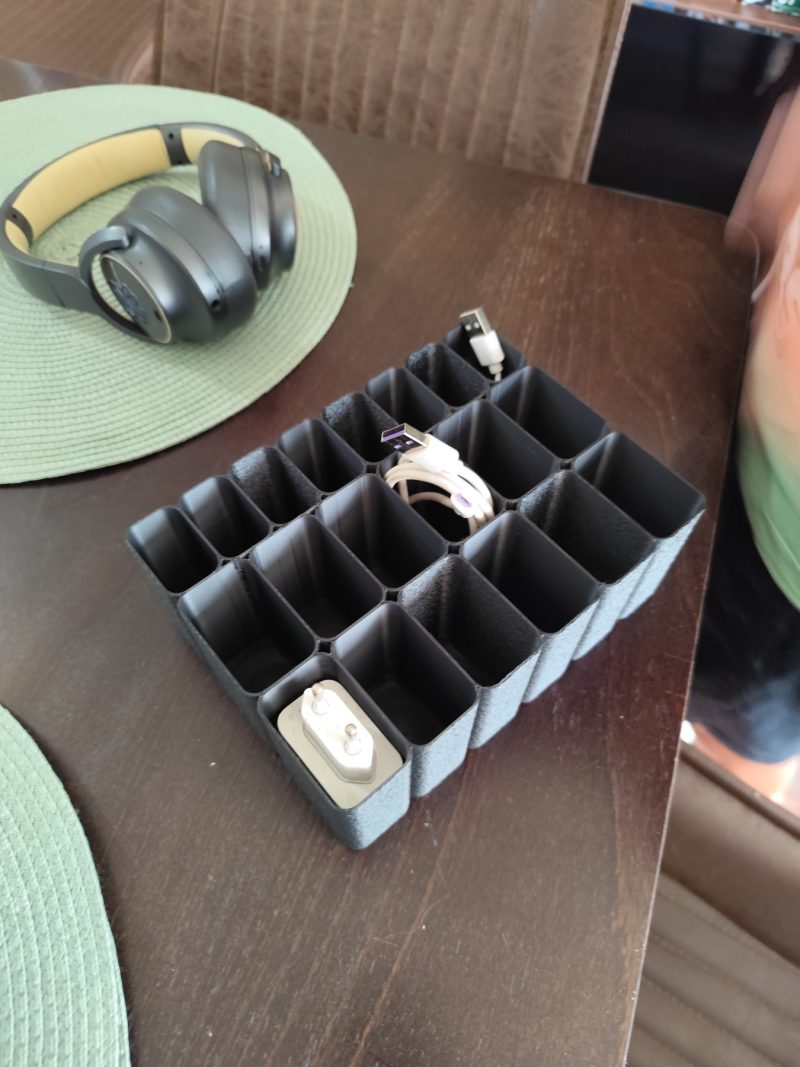 Boîte de rangement pour câbles USB