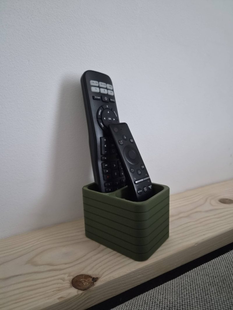 4ffec7f9e1ba73d7.jpg Porte-télécommandes moderne — imprimé en 3D