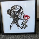 Tableau mural « Femme et rose » — silhouette en relief