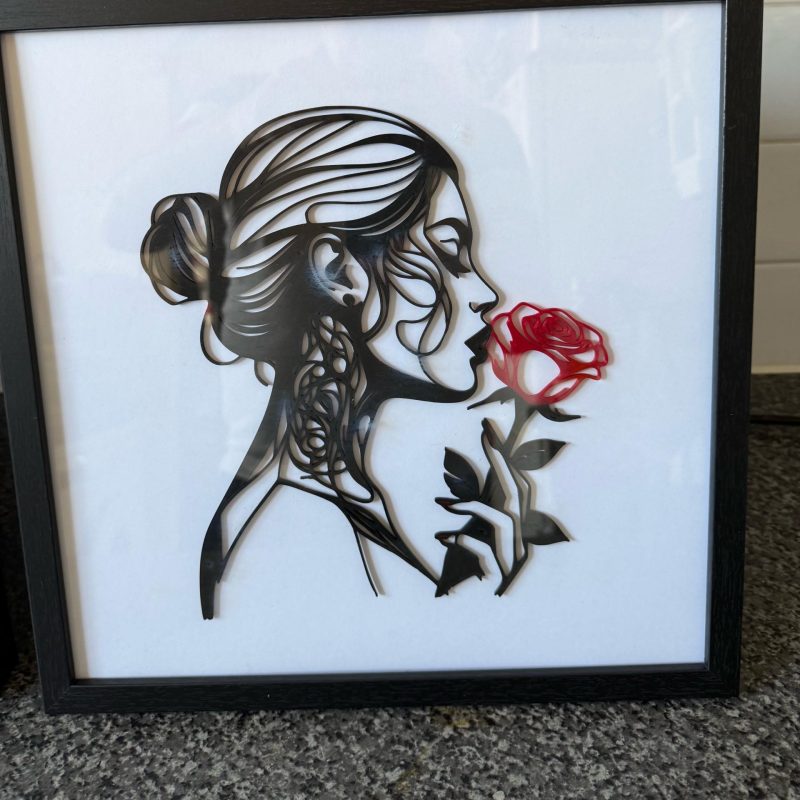Tableau mural « Femme et rose » — silhouette en relief