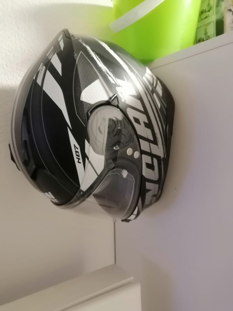 Crochet mural pour casque de moto