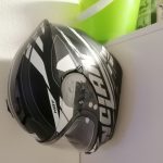 Crochet mural pour casque de moto