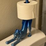 Porte-rouleaux « chien qui s'étire » — sur pied