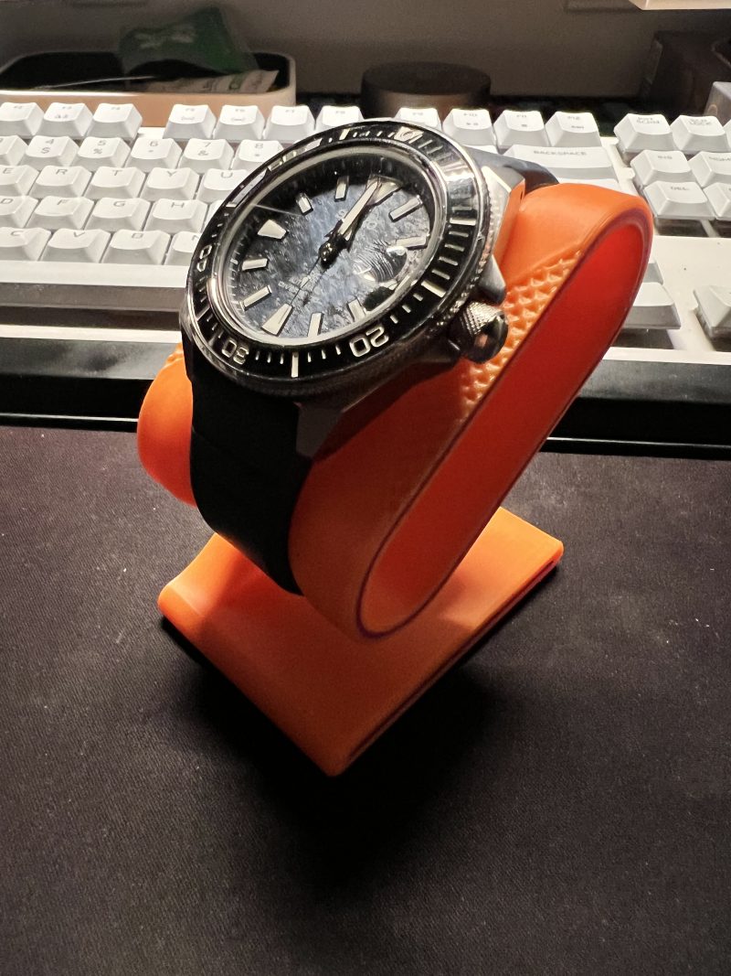 Présentoir à montre design — socle plein