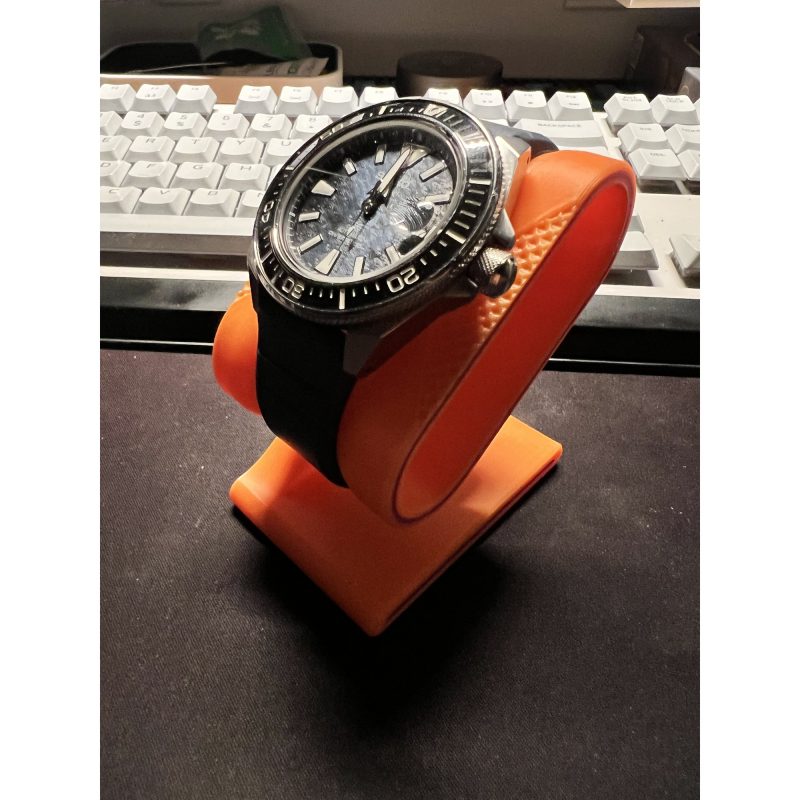 Présentoir à montre design — socle plein