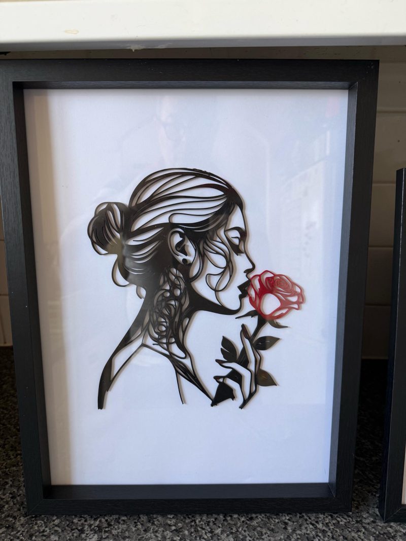 Tableau mural « Femme et rose » — silhouette en relief