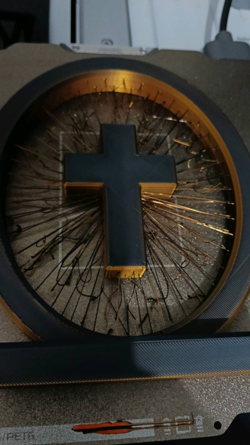 Croix murale à fils tendus — décoration moderne