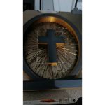 Croix murale à fils tendus — décoration moderne