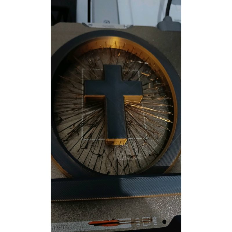 Croix murale à fils tendus — décoration moderne