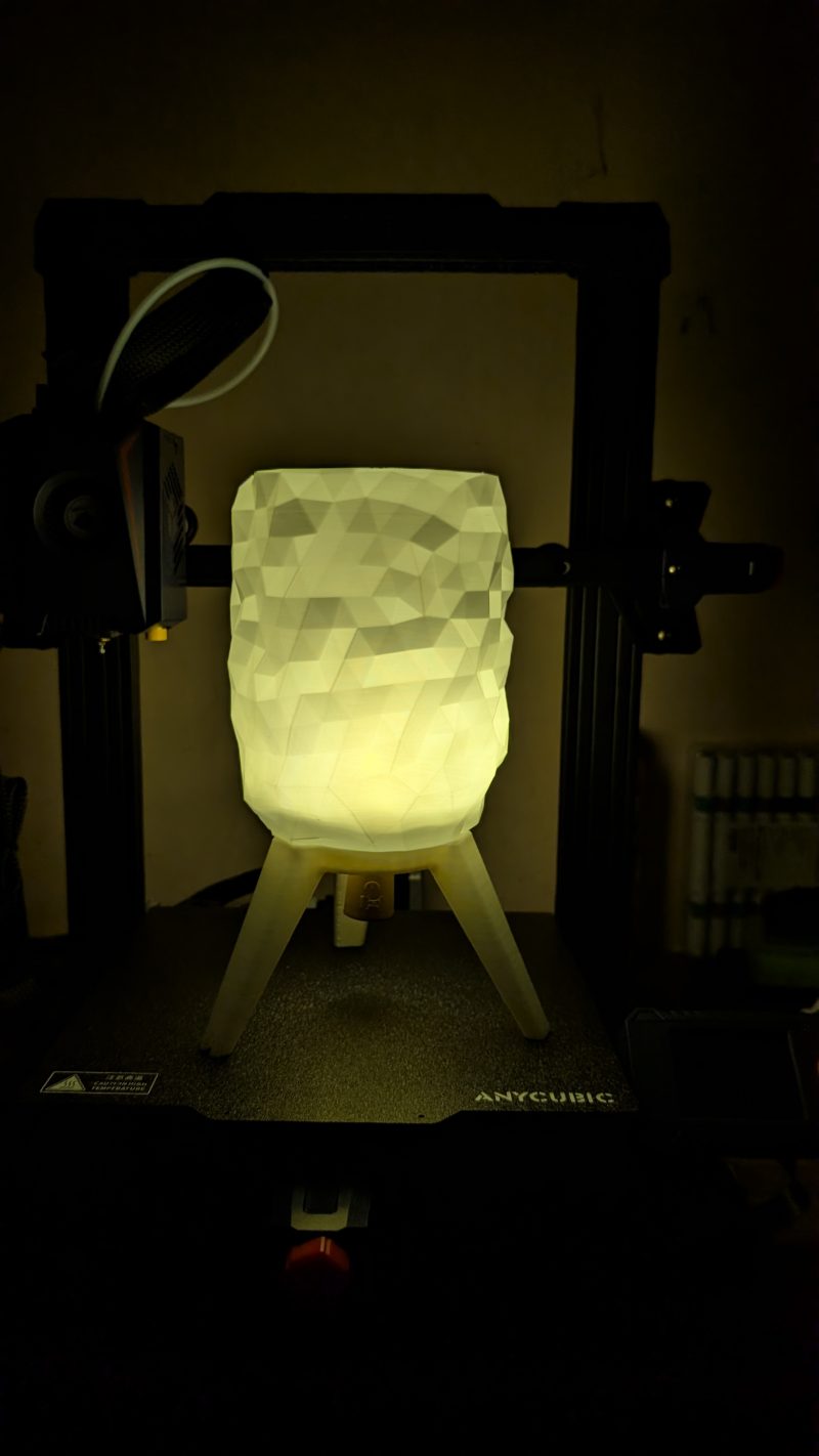 Lampe de table sur trépied — bougie LED