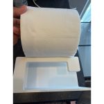 Dérouleur de papier toilette avec coffre fermé