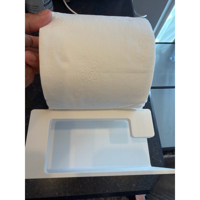Dérouleur de papier toilette avec coffre fermé