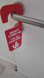 Plaque de porte pour toilettes — version qui fait sourire