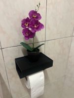 Dérouleur de papier toilette avec coffre fermé