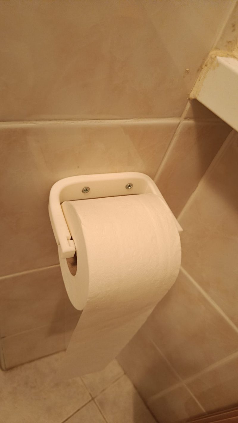 bda8519fbceab5b6.jpeg Dérouleur de papier toilette à recharge rapide — sans axe