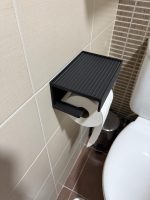 Dérouleur de papier toilette avec coffre fermé