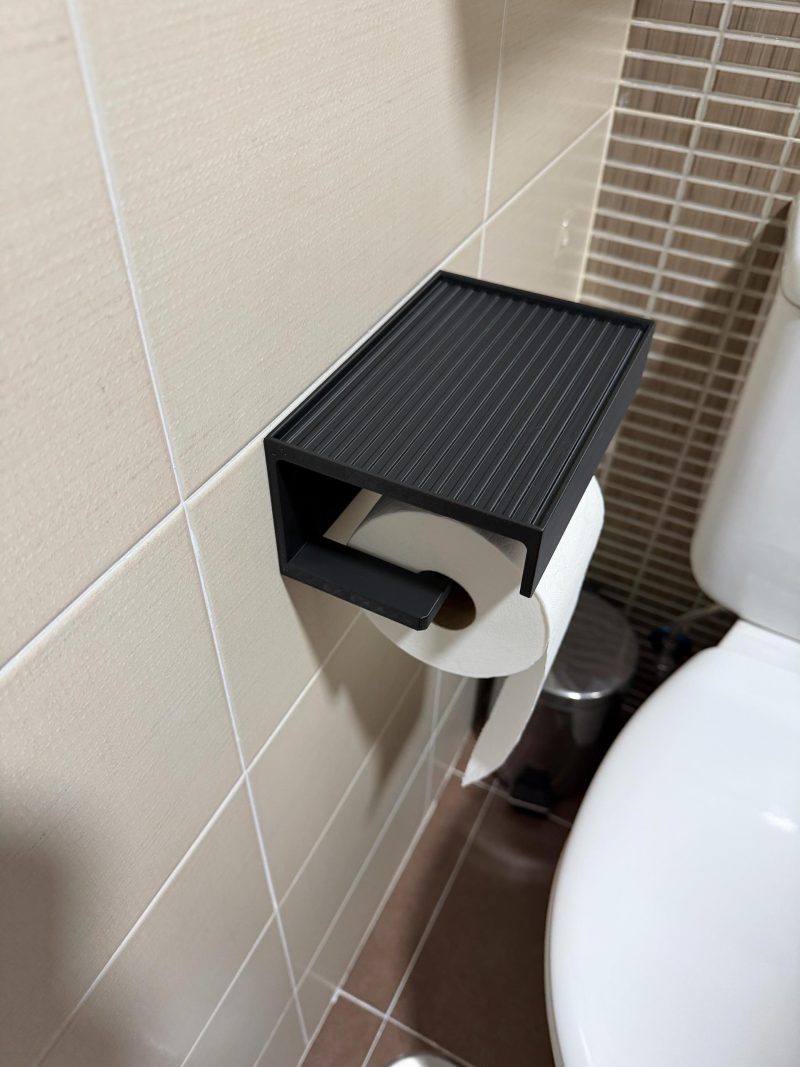 Dérouleur de papier toilette avec coffre fermé