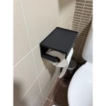 Dérouleur de papier toilette avec coffre fermé
