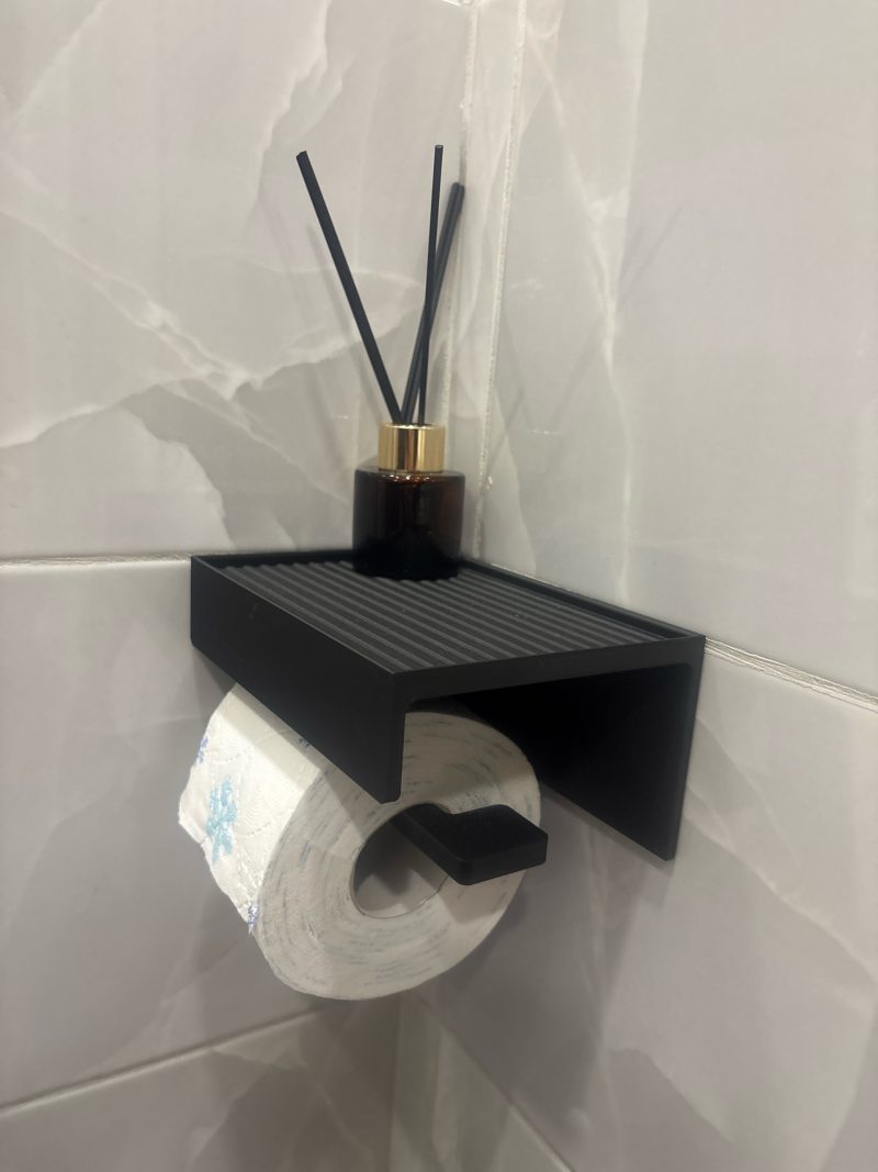 Dérouleur de papier toilette avec coffre fermé