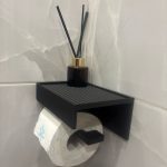 Dérouleur de papier toilette avec coffre fermé