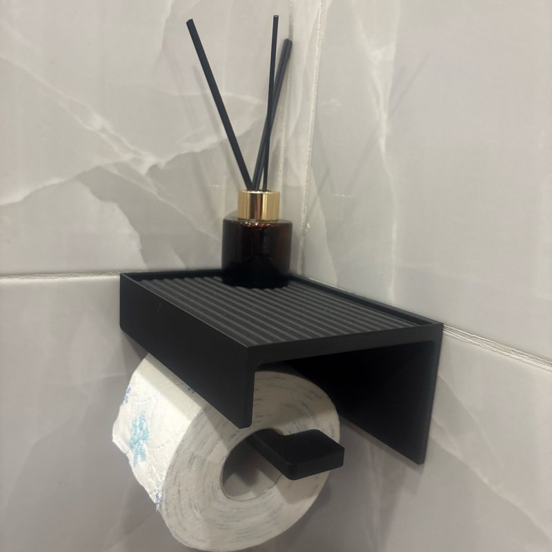 Dérouleur de papier toilette avec coffre fermé