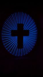 Croix murale à fils tendus — décoration moderne