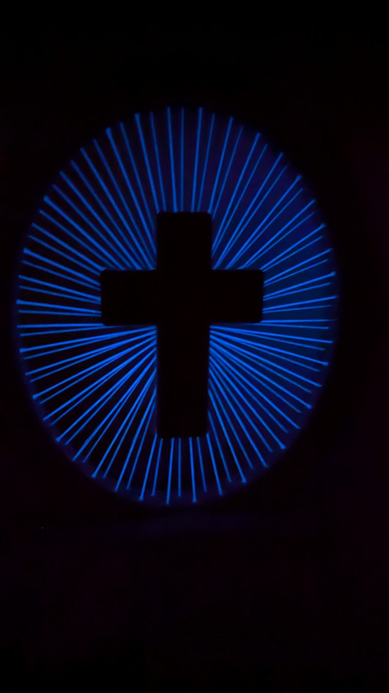 Croix murale à fils tendus — décoration moderne