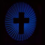 Croix murale à fils tendus — décoration moderne