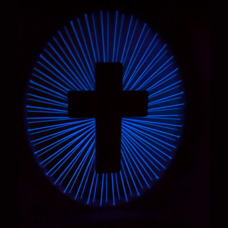 Croix murale à fils tendus — décoration moderne