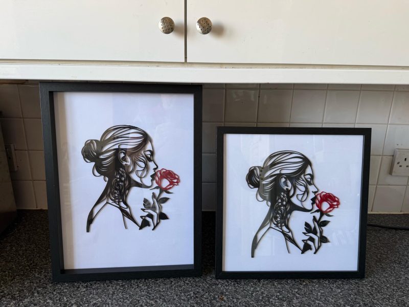 Tableau mural « Femme et rose » — silhouette en relief