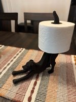Porte-rouleaux « chien qui s'étire » — sur pied