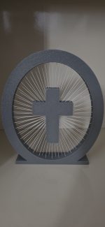 Croix murale à fils tendus — décoration moderne