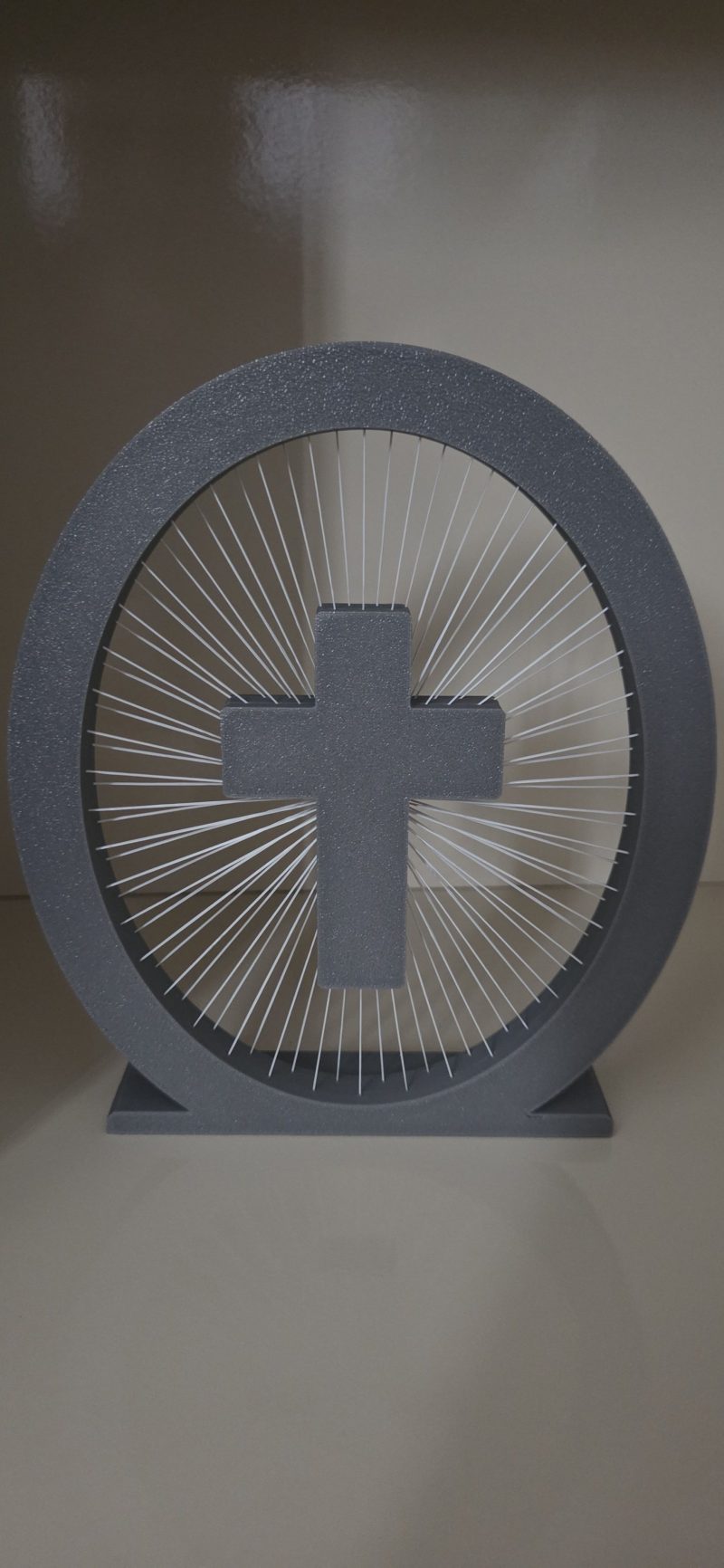 Croix murale à fils tendus — décoration moderne